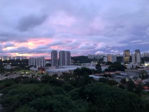 widok na panoramę miasta o zachodzie słońca w obiekcie Vivaz transamerica w São Paulo