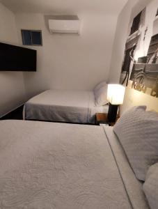 Habitación de hotel con 2 camas y TV en Apto 2Habs 2baños Hermosa vista en Cartagena de Indias