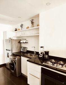 a kitchen with a stove and a stove top oven at Apto 2Habs 2baños Hermosa vista in Cartagena de Indias