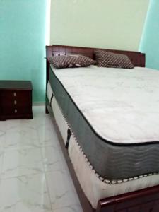 uma cama num quarto com um colchão em HOME OF KINGS AND QUEENS em Porto-Novo