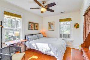 Ένα ή περισσότερα κρεβάτια σε δωμάτιο στο Athens Apartment 2 Mi to University of Georgia!