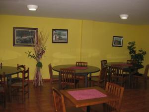 Ein Restaurant oder anderes Speiselokal in der Unterkunft Los Acebos Cangas 