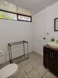 uma casa de banho com um WC e um lavatório em SL Hostel em Alajuela