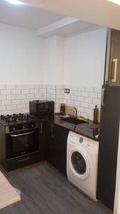 Кухня или мини-кухня в Sweet 2 rooms accommodation
