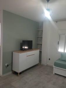 Habitación con TV en la parte superior de un tocador en Sweet 2 rooms accommodation, en Birkhadem