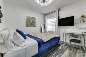 En eller flere senge i et værelse på Waterfront Slidell Home with Patio 3 Mi to Beach!