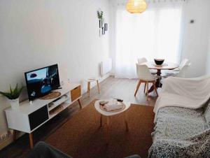 TV a/nebo společenská místnost v ubytování Joli T3 Cosy Netty proche Centre-Ville