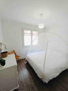Postel nebo postele na pokoji v ubytování Joli T3 Cosy Netty proche Centre-Ville