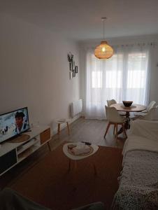 TV a/nebo společenská místnost v ubytování Joli T3 Cosy Netty proche Centre-Ville