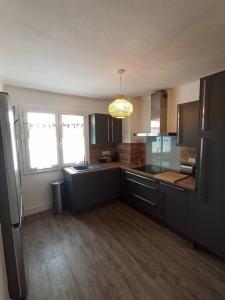 Kuchyň nebo kuchyňský kout v ubytování Joli T3 Cosy Netty proche Centre-Ville
