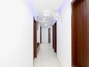 um corredor de um edifício de escritórios com um longo corredor em OYO Hotel Galaxy em Bathinda