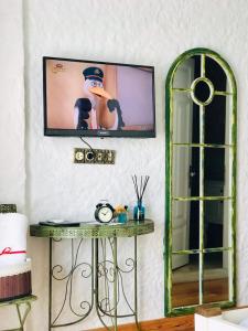 specchio e tavolo in una stanza di VİA PERLA BUTİK OTEL a Çiftlikköyü