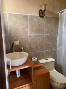 een badkamer met een wastafel en een toilet bij Casa 4 a 5 minutos del IRTRA in Retalhuleu
