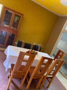 a dining room table and chairs with a white table and chairs at Casa 4 a 5 minutos del IRTRA in Retalhuleu