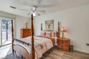 Schlafzimmer mit einem Bett und einem Deckenventilator in der Unterkunft Canyon Rim Retreat with Private Yard and Hot Tub! in Amarillo