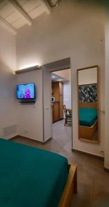 1 dormitorio con 1 cama y TV en la pared en Holiday Home Celsus 84 en Palermo
