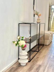 Postel nebo postele na pokoji v ubytování Wohnen deluxe mit Pfänderblick