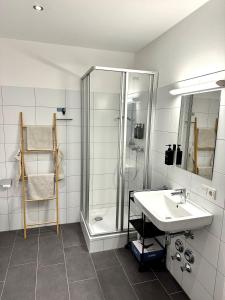 Koupelna v ubytování Wohnen deluxe mit Pfänderblick + 15 fotografií