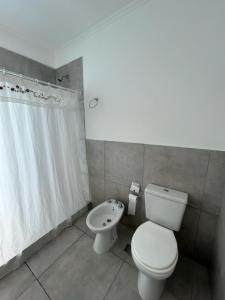 ein Badezimmer mit Toilette und Waschbecken in der Unterkunft departamento céntrico y moderno in Gualeguaychú + 3 Fotos