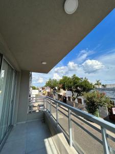 einen Balkon eines Gebäudes mit Blick auf das Wasser in der Unterkunft departamento céntrico y moderno in Gualeguaychú