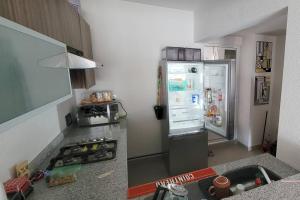 una cucina con frigorifero a pianta aperta in una camera di Cocoyoc, Oaxtepec, Tepoz. 3 hab a Oaxtepec