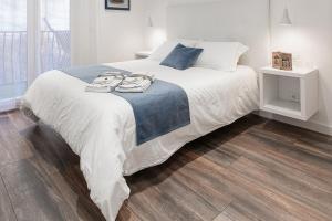 um quarto com uma cama grande com duas toalhas em AndBnB I Apartamento Céntrico con Terraza y Parking Gratuito em Andorra-a-Velha