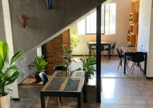 een woonkamer met een tafel en een aantal planten bij Lilu Loft Turrialba in Turrialba