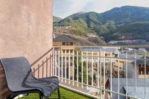 uma cadeira numa varanda com vista para as montanhas em AndBnB I Apartamento Céntrico con Terraza y Parking Gratuito em Andorra-a-Velha