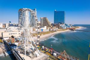 een reuzenrad voor een strand en gebouwen bij Showboat Hotel Atlantic City in Atlantic City