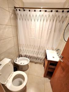 een badkamer met een toilet en een wastafel bij Golden Home in La Plata