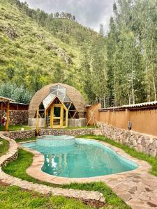 בריכת השחייה שנמצאת ב-Domos lujosos, completos y privados en Cusco או באזור