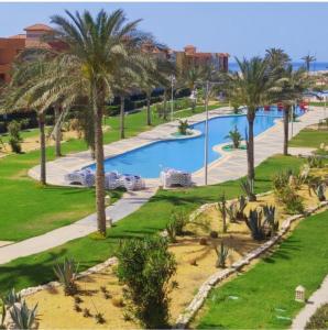 einen Luftblick auf einen Pool in einem Resort in der Unterkunft بورتو مطروح الهاني in Marsa Matruh