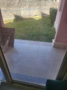 ein offenes Fenster mit Blick auf einen Hof in der Unterkunft بورتو مطروح الهاني in Marsa Matruh