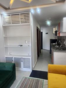 sala de estar con sofá y cocina en بورتو مطروح الهاني, en Marsa Matruh