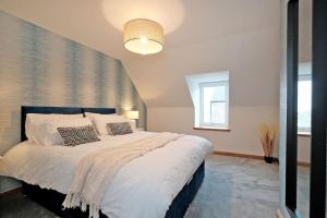 A bed or beds in a room at Cliff Top Cottage with Sea Views