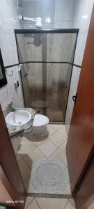 uma casa de banho com um WC e um lavatório em Pousada do Farol Bar e Restaurante em Vila Velha