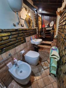 La salle de bains est pourvue de toilettes blanches et d'un lavabo. dans l'établissement La Storica Villetta, à Rome