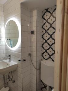 Un baño con inodoro, lavabo y espejo. en Little house in Baška, en Baška 16 fotos más