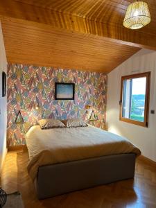 ein Schlafzimmer mit einem großen Bett in einem Zimmer in der Unterkunft Les clés de Jonzac-concergerie La renardière 8 personnes in Touvérac
