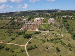 - une vue aérienne sur une colline avec des maisons dans l'établissement Casita Yanella, à Cabrera