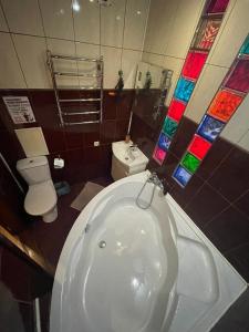 聶伯城的住宿－Гагарина Нагорка 2 кв，浴室配有白色浴缸和卫生间。
