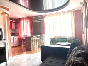 聶伯城的住宿－Гагарина Нагорка 2 кв，厨房以及带沙发和桌子的客厅。