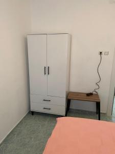 1 dormitorio con armario blanco y mesa de madera en *** DiDiM BEYAZ *** en Didim