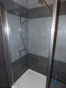 Olmeta-di-Tuda的住宿－Tout confort pour explorer la Haute Corse，浴室里设有玻璃门淋浴