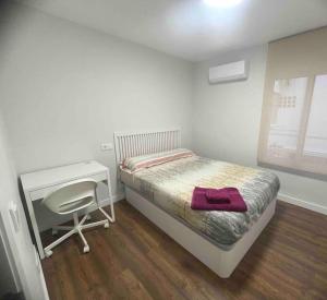 Schlafzimmer mit einem Bett, einem Schreibtisch und einem Stuhl in der Unterkunft Apartamento De lujo ! san juan pueblo, alicante in San Juan de Alicante