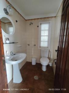 La salle de bains est pourvue de toilettes blanches et d'un lavabo. dans l'établissement Villa Carmiña, à Puerto del Carmen