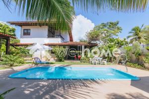 una villa con piscina e una casa di Casa com piscina a 5 min da praia em Alagoas a Barra de Santo Antônio