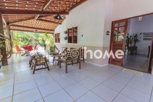 una imagen de una sala de estar en una villa en Casa com piscina a 5 min da praia em Alagoas, en Barra de Santo Antônio