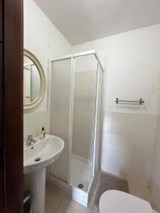 bagno bianco con doccia e lavandino di Casa Vigneto - Villa with pool a Toano