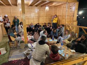 un groupe de personnes assises dans une pièce dans l'établissement West coast surf house, à Imsouane